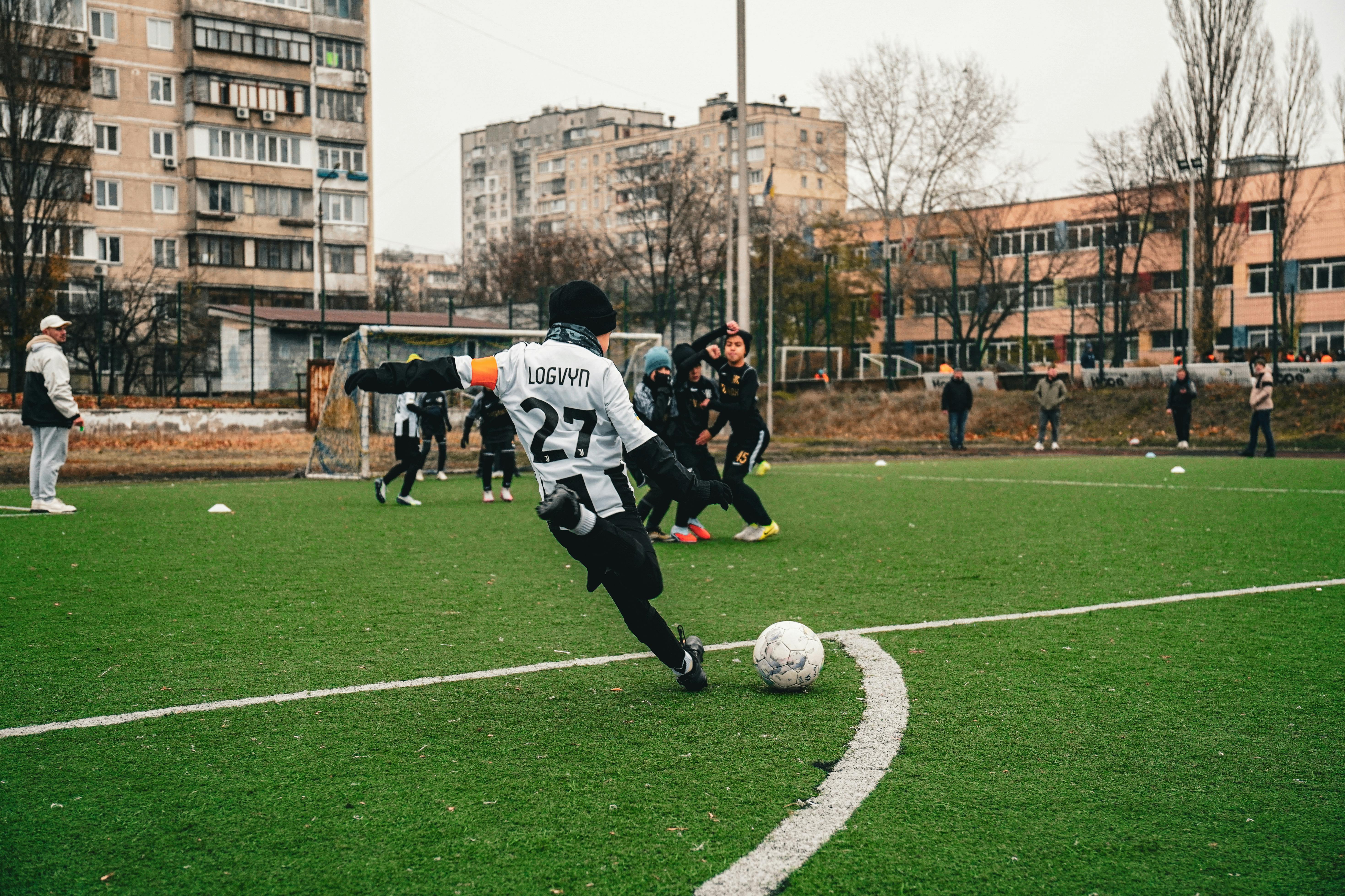 Bambini che giocano a calcio